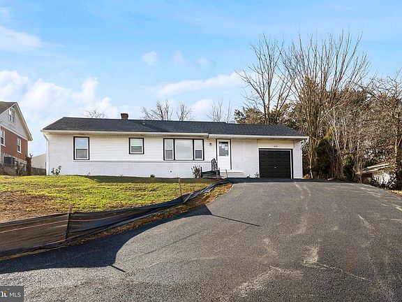 2nd image of 404 Pearl St