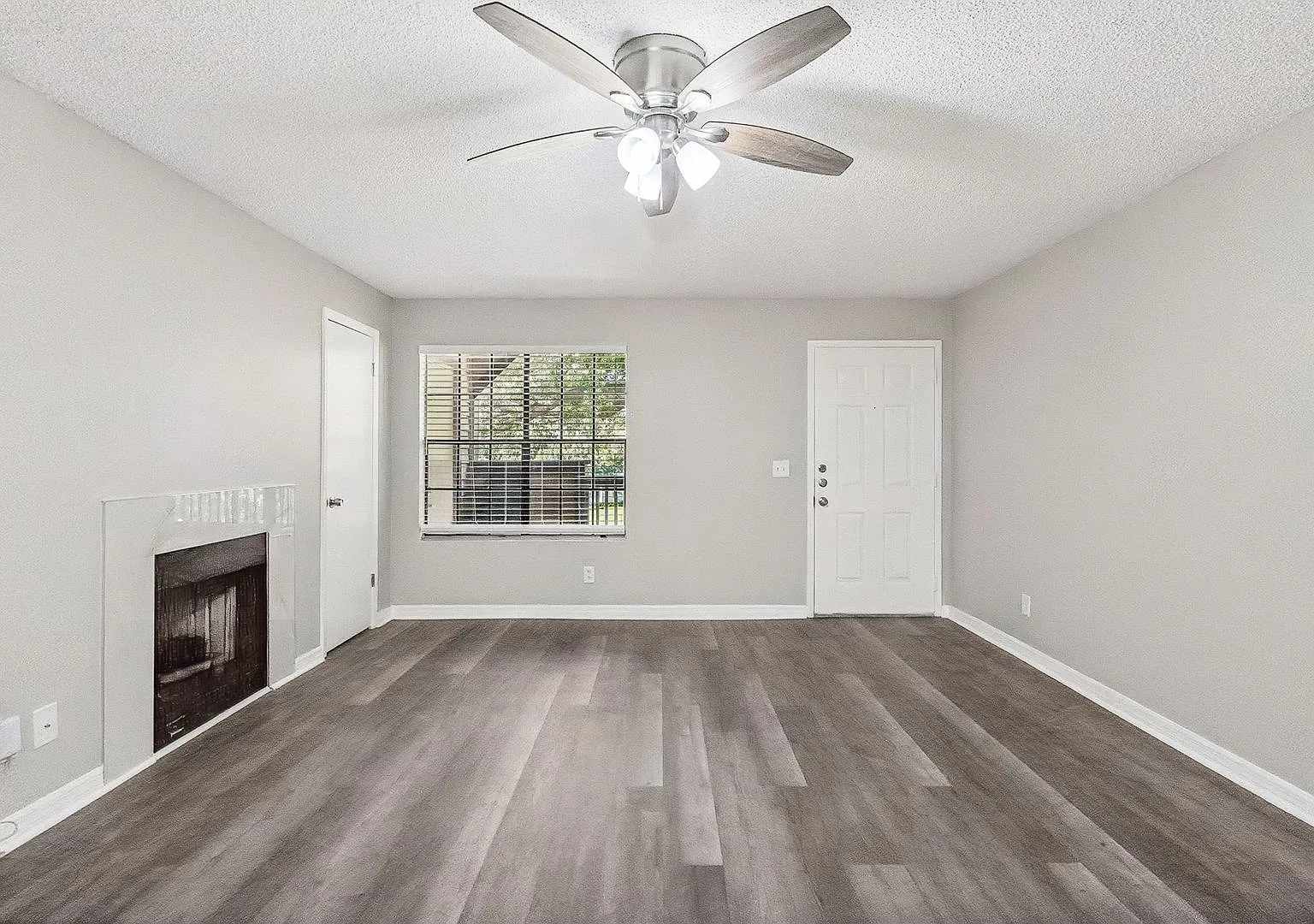 385 Woodside Dr — Photo 4