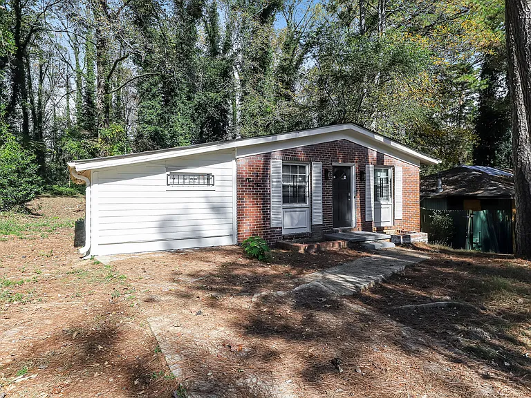 210 Oak Dr SE — Photo 2