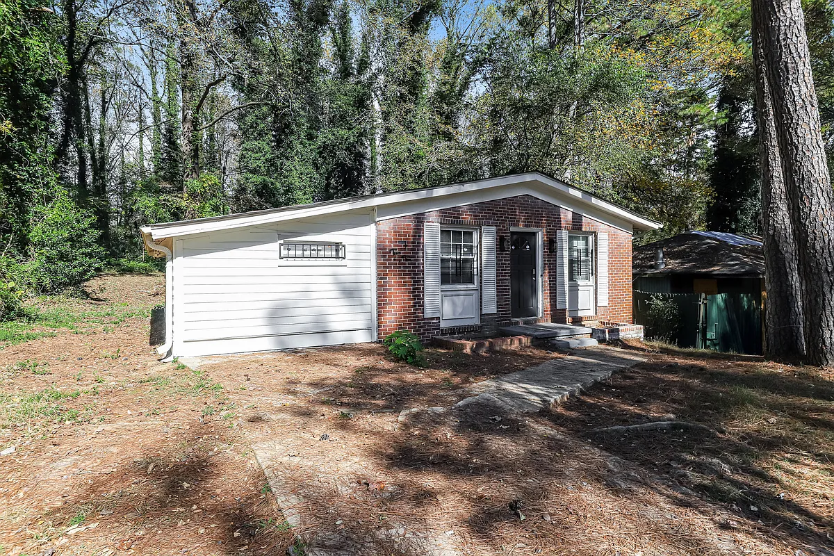 Building Photo - 210 Oak Dr SE