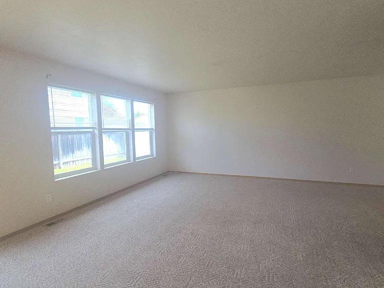 29 Stratford Dr — Photo 2