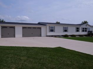 625 Meadowlark Ln, Arnolds Park, IA 51331