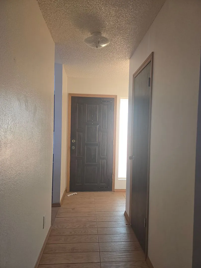 3 Bedroom 2 Bathroom Home — Photo 4