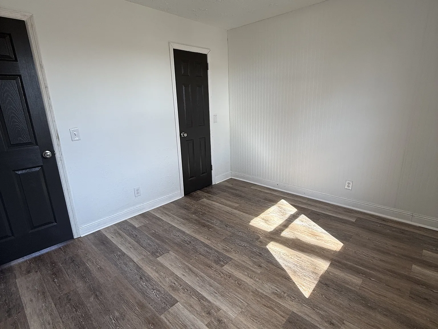 561 Singer Drive - B — Photo 2