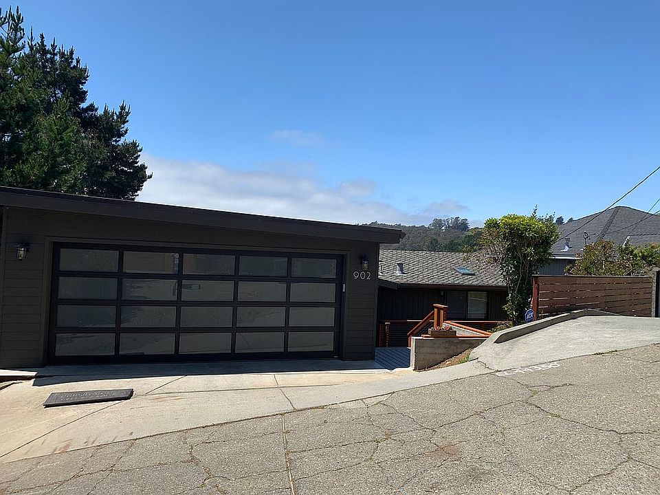 2nd image of 902 Valley View Ln
