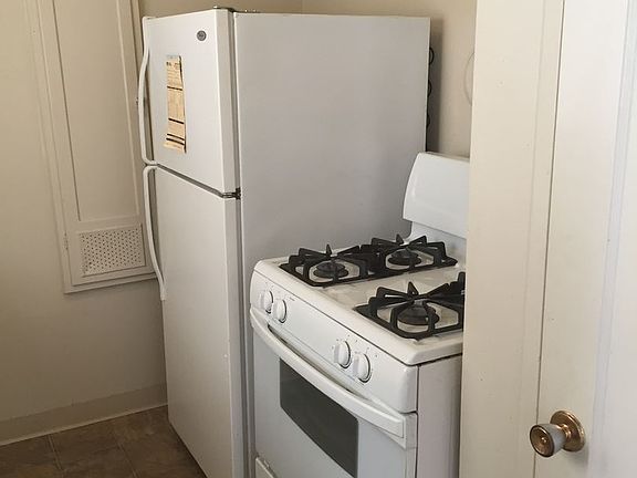 3rd image of 141 Oak Ave APT 3