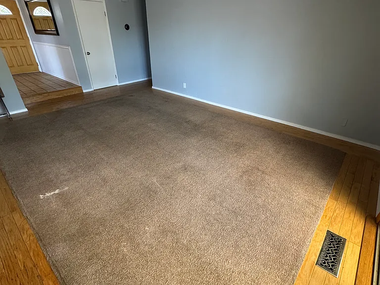 912 Gloucester Ct — Photo 2
