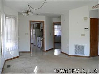 3rd image of 880 S Park Pl