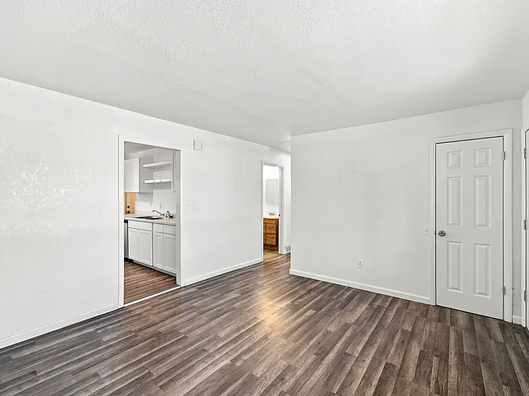 1810 Yakima Ln — Photo 2