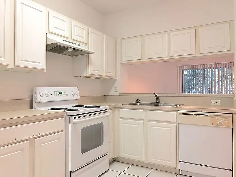 8073 Pacific Beach Dr — Photo 9