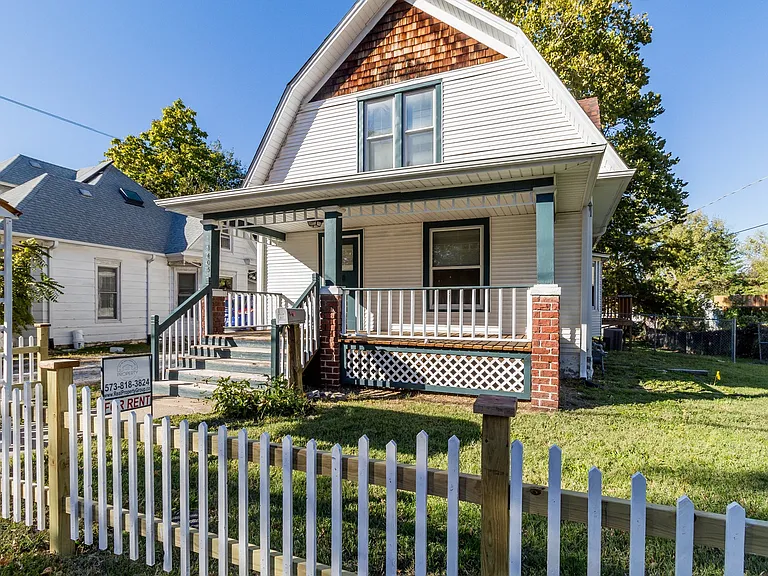 1405 Windsor St — Photo 3