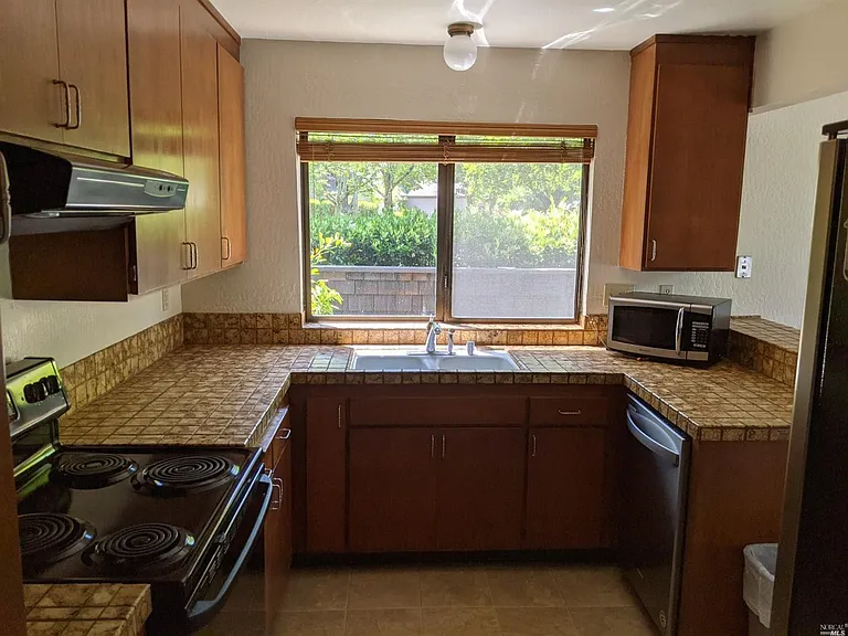 1382 Saint James Ct — Photo 9
