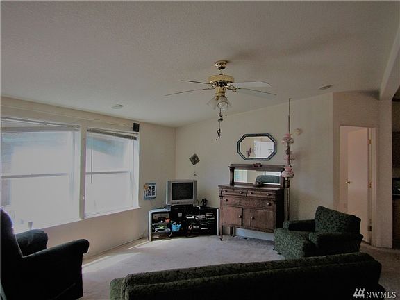 2nd image of 19257 Hollyhills Dr NE