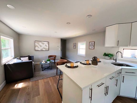 4th image of 9 Essex Ln