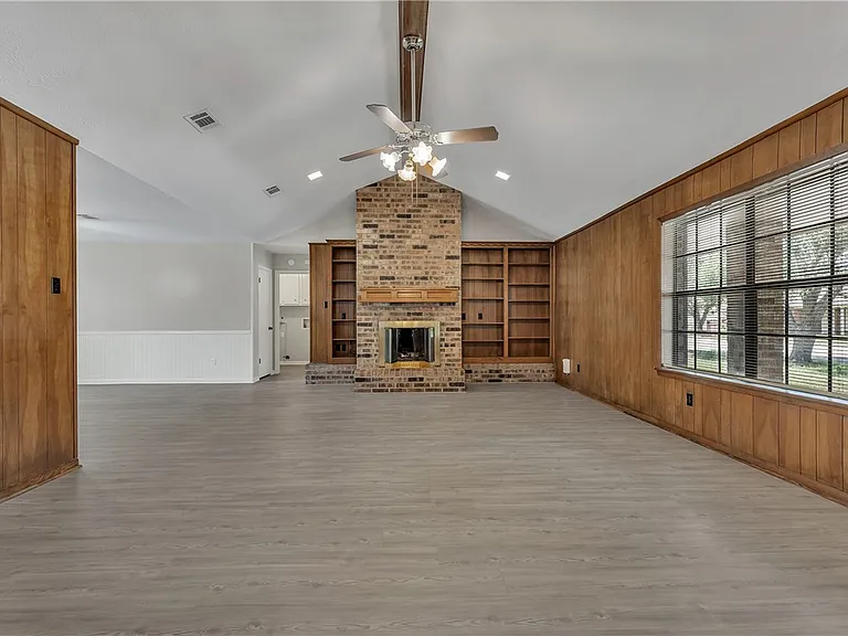 2312 Windsor Dr — Photo 2