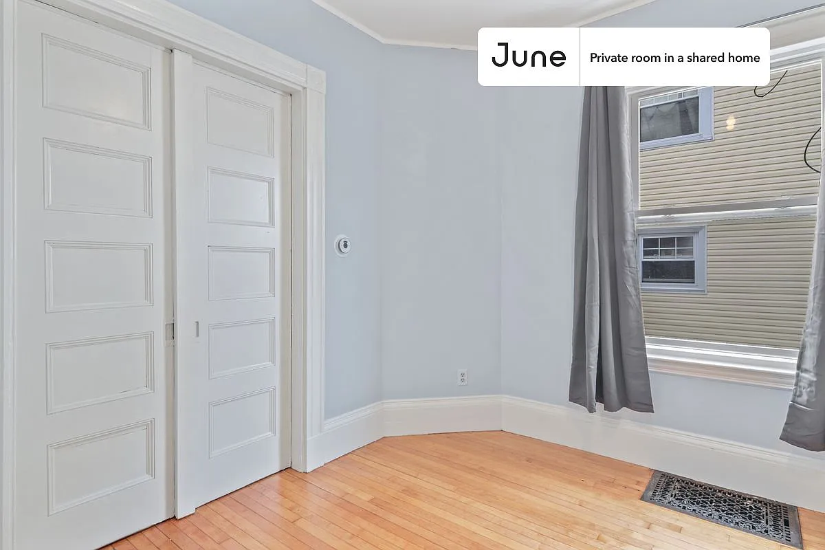 Queen bedroom in 6 bed/1.5 bath home in Brighton #587 C — Photo 3