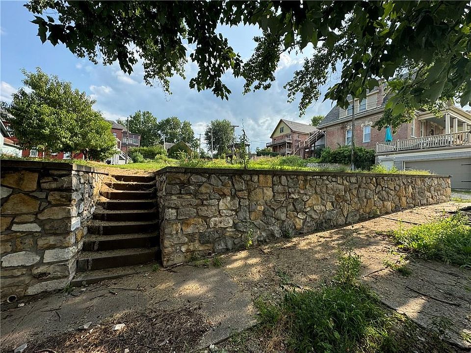 2nd image of 1120 Felix St