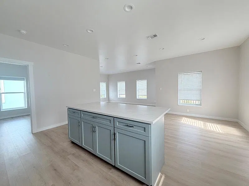 4 bed, 3.5 bath, 1720 sqft, $2,200 — Photo 4