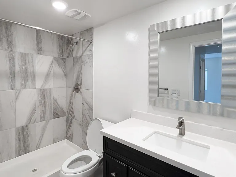 Gorgeous Townhome w/ Rooftop Deck and Ocean Views Near USD — Photo 21