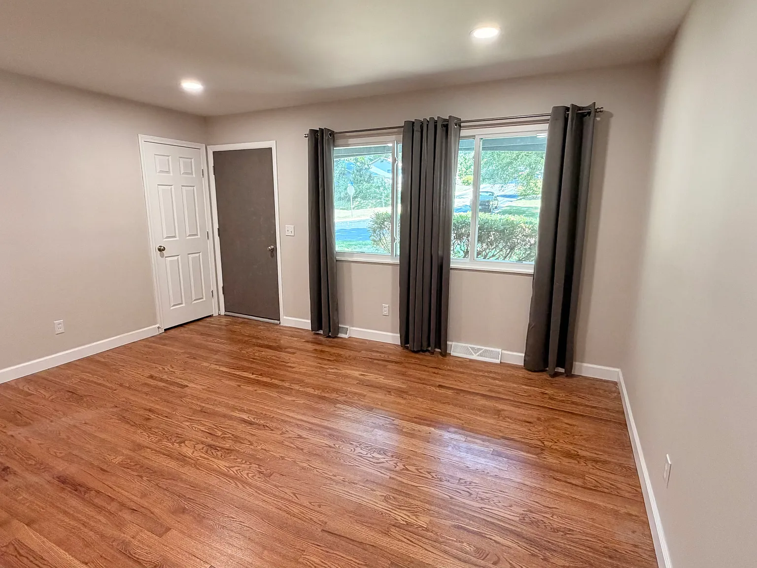 3 bed, 1.5 bath, 1324 sqft, $2,100 — Photo 3