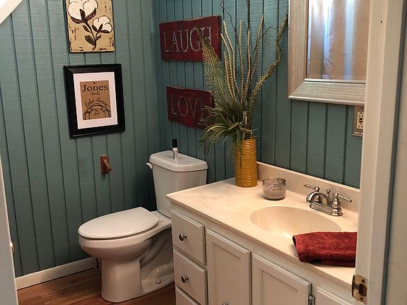 Full bath, tub/shower combo