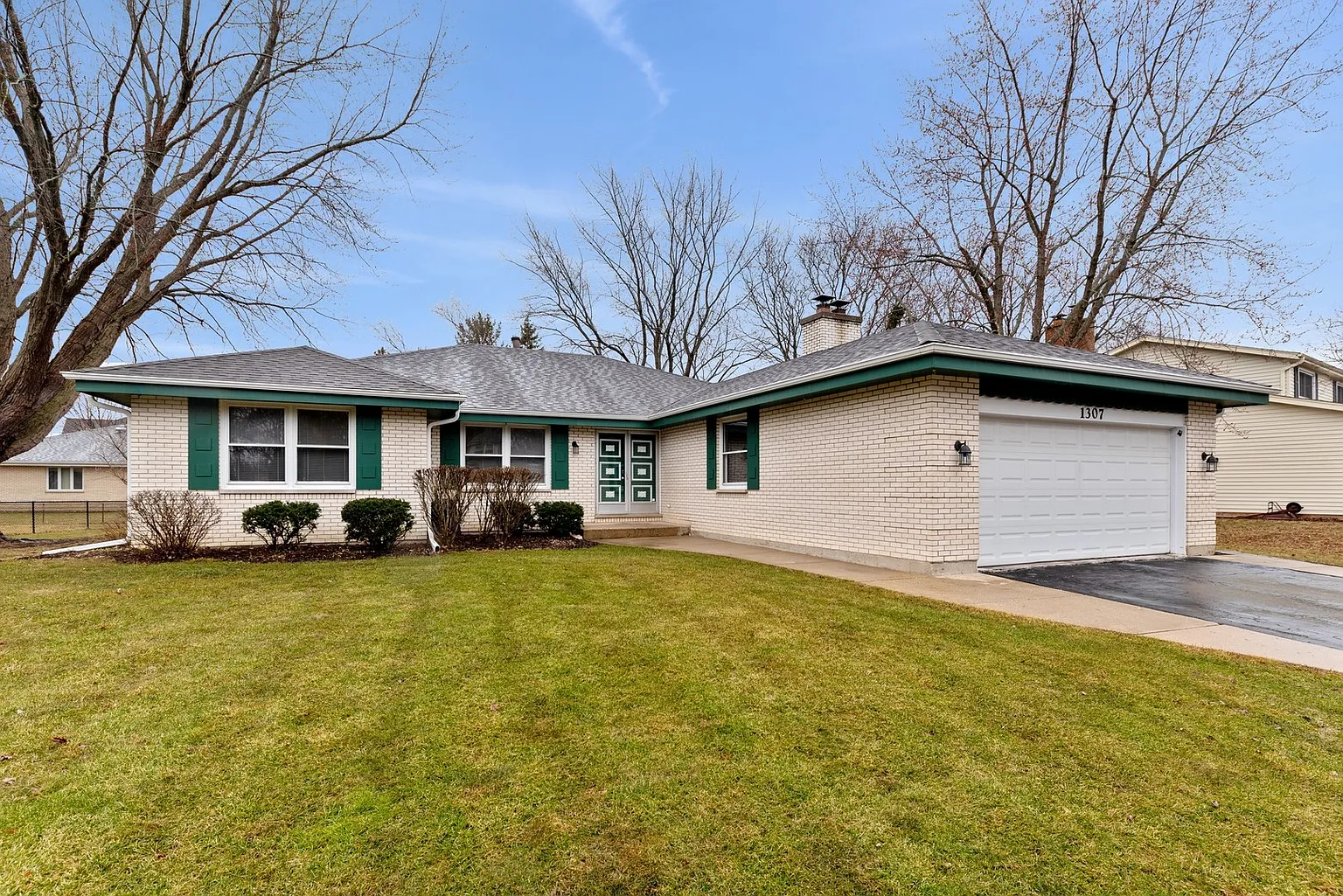 1307 W Whytecliff Rd photo 1
