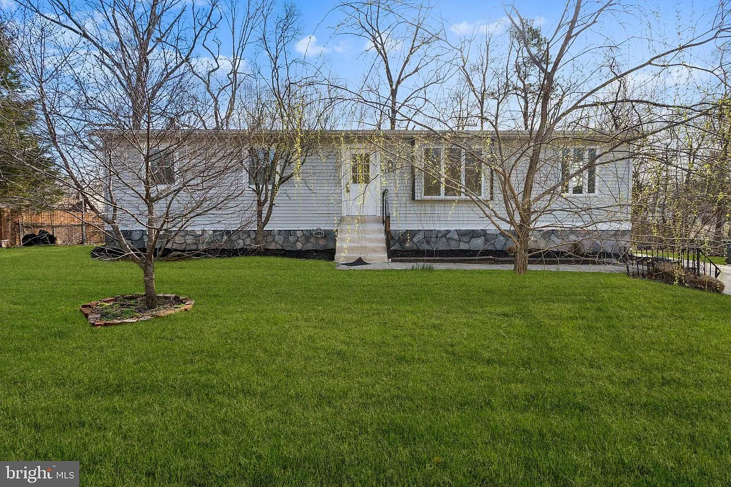 916 Willow Ln photo 1
