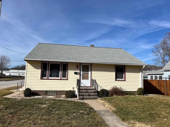 915 River St, Decorah, IA 52101