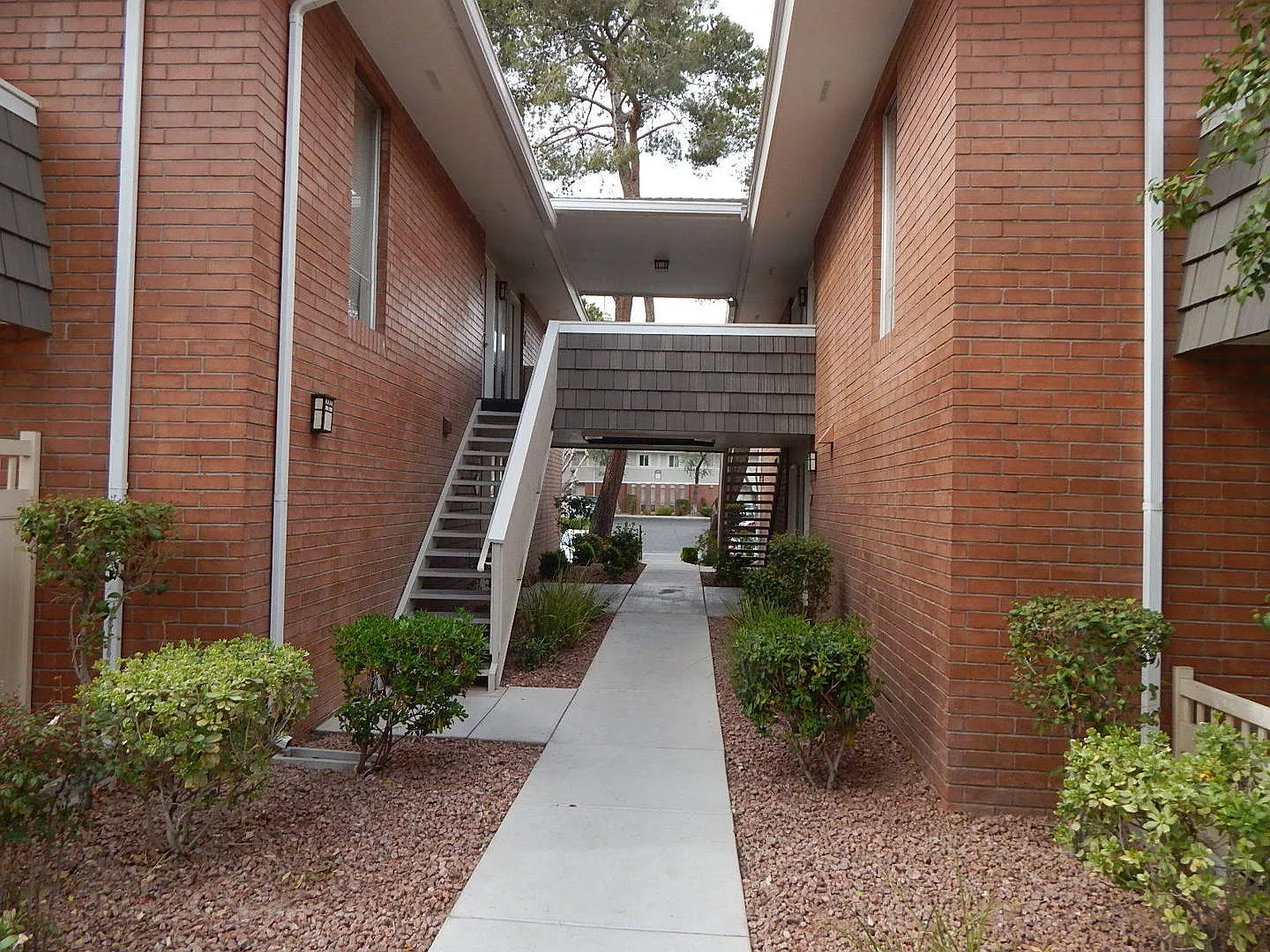 Fabulous 1st Floor Condo with 1 Bedroom, 1 Bathroom and Den In LV Country Club! — Photo 2