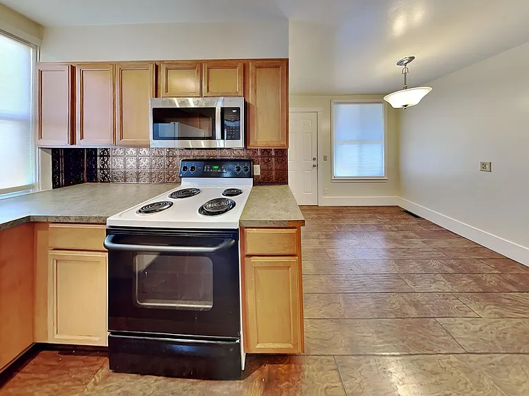 914 E Indiana Ave — Photo 3