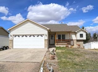 1112 Crescent Dr, Cheyenne, WY 82007