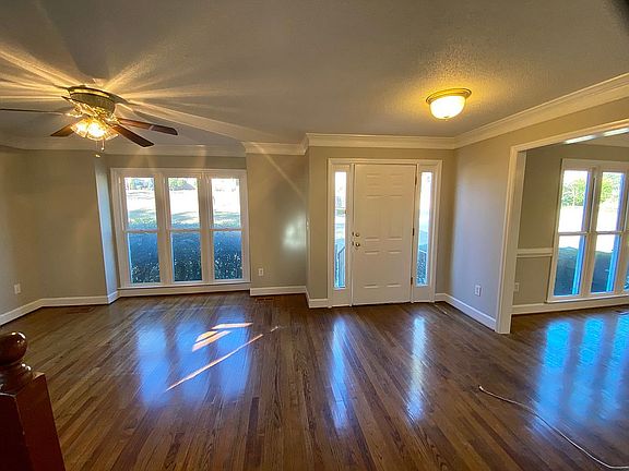 Entry w/ formal living