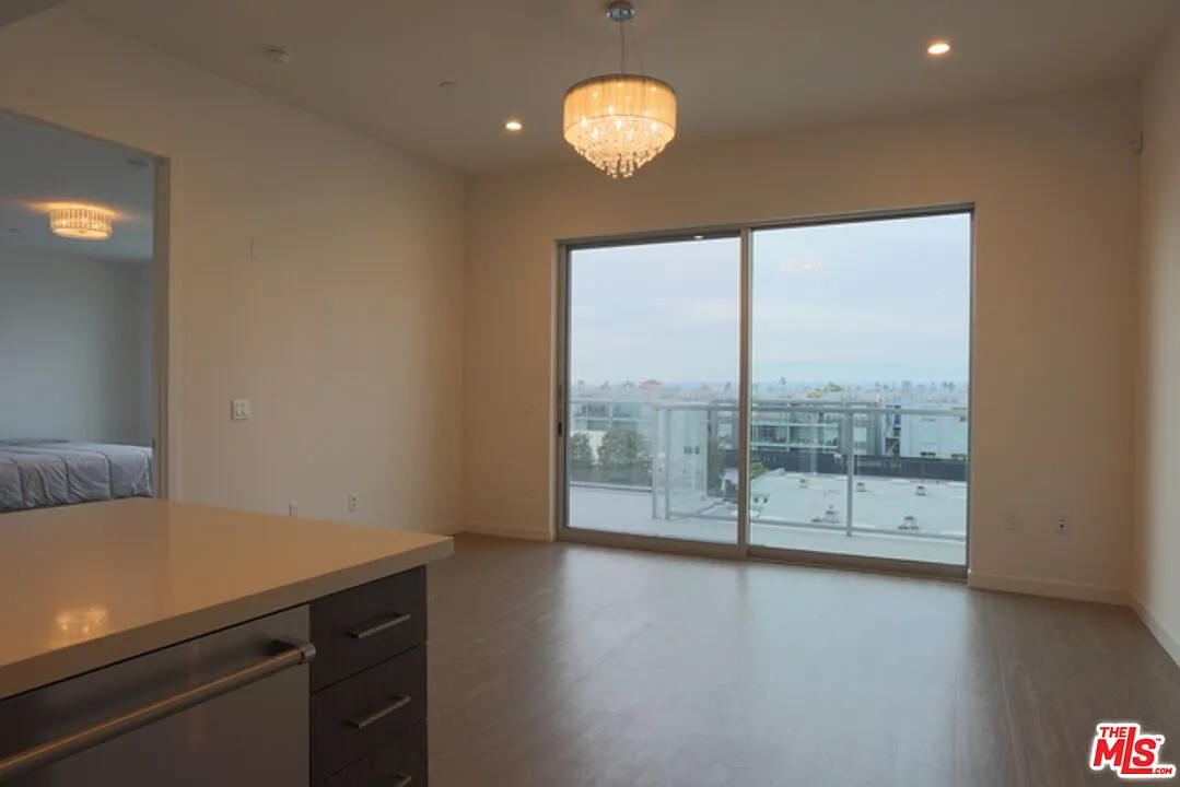 1 bed, 1.0 bath, 886 sqft, $3,700 — Photo 4