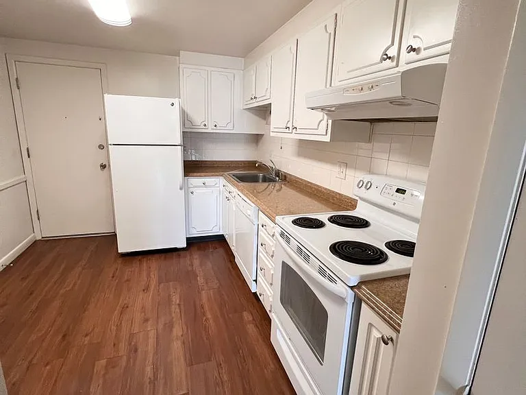 The Envoy Apartments — Photo 2