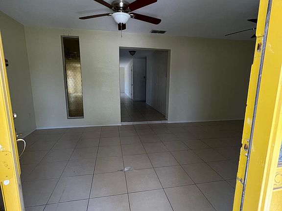 3rd image of 1103 E Ebony Ln