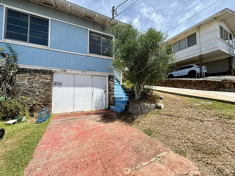 Prime Kaimuki location near local restaurants, cafes, and everyday conveniences.