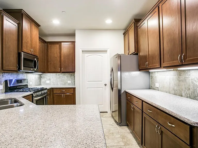 929 Jamesville Ln — Photo 12