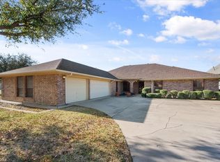 915 Riviera Dr, Mansfield, TX 76063