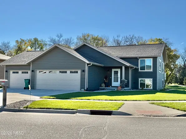 1318 Cherry Dr NE, Watertown, SD 57201