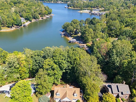 4th image of 310 Indian Pointe Dr