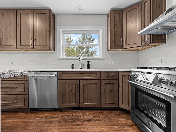 4th image of 330 Oak Hill Ct
