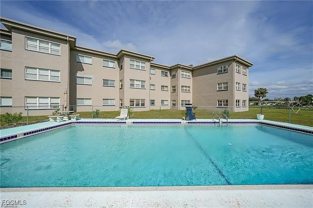 2 bed, 1.5 bath, 1156 sqft, $1,250 — Photo 1