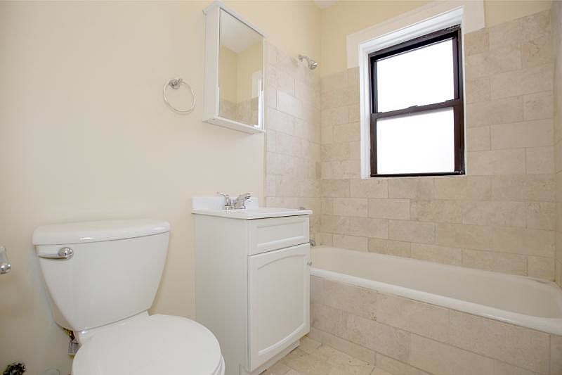 1st image of 4818 N Oakley Ave #1