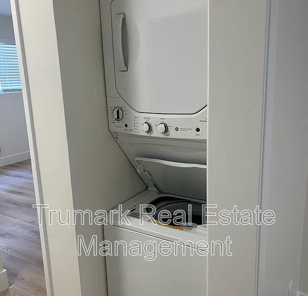 1422 E Maple St #2 — Photo 6