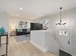 8020 Leawood Ln, Woodridge, IL 60517