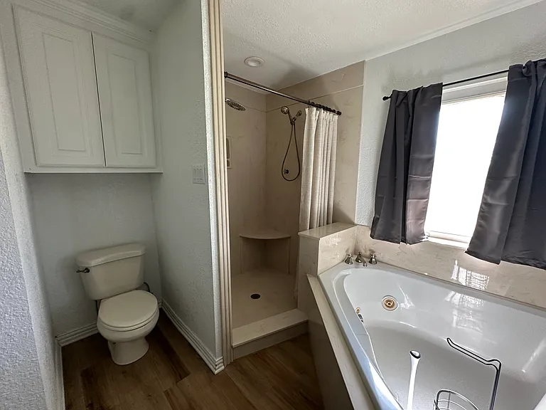 Master Bathroom Tub/Shower