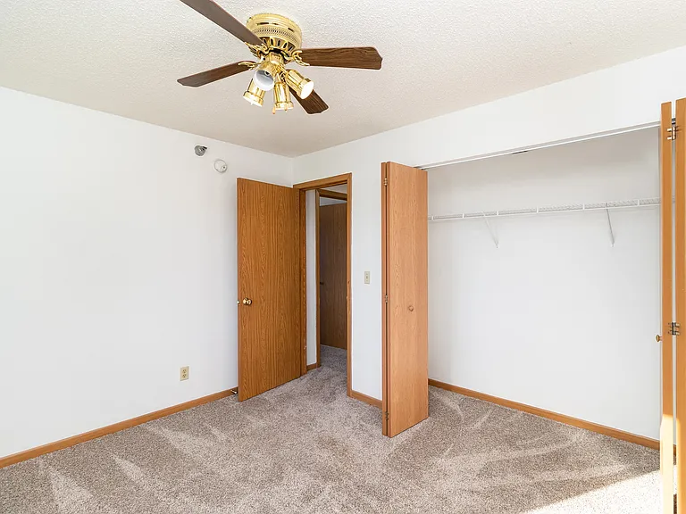 Hutchinson, MN Deer Park Apartments | 21D | Bedroom