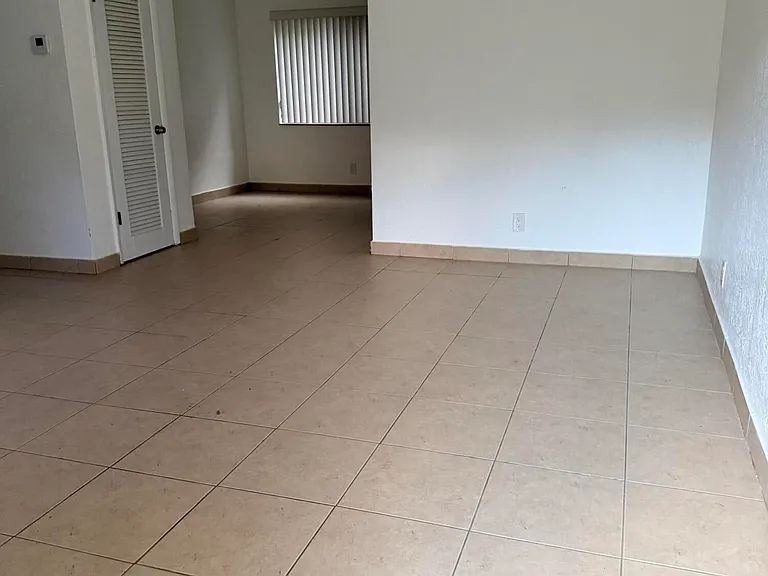 5271 SW 90th Way #1 — Photo 3