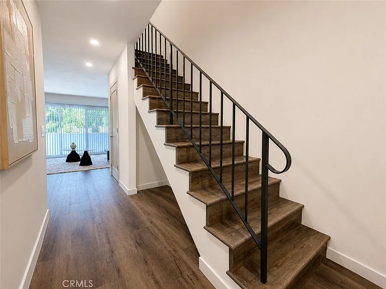2449 N Beachwood Dr #10 — Photo 10