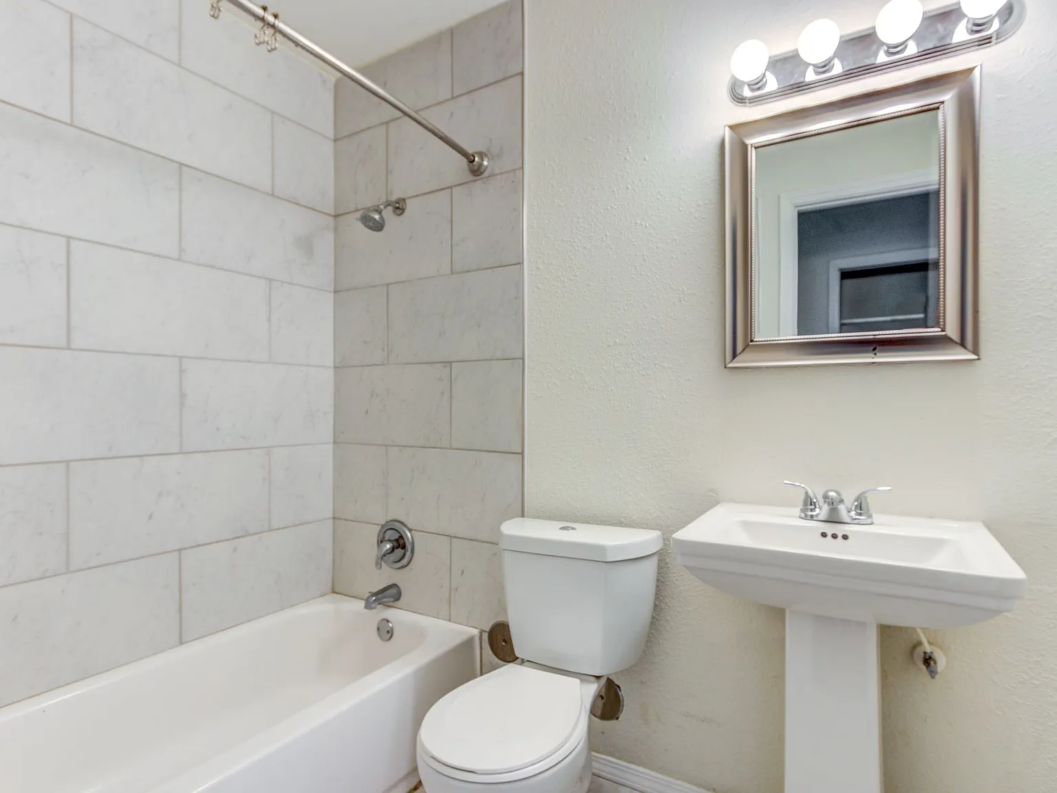 "The Belle Grove" One Bedroom Apartments (Wifi Included) — Photo 4